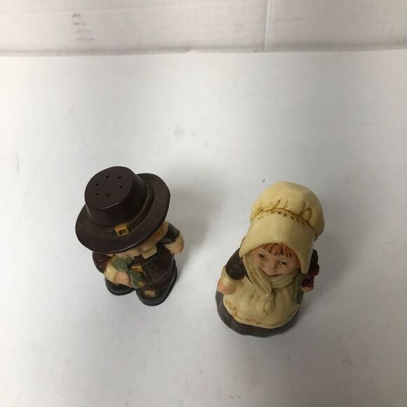 Vintage Hallmark Thanksgiving Pilgrims Salt and Pepper Shakers - Picture 2 of 6